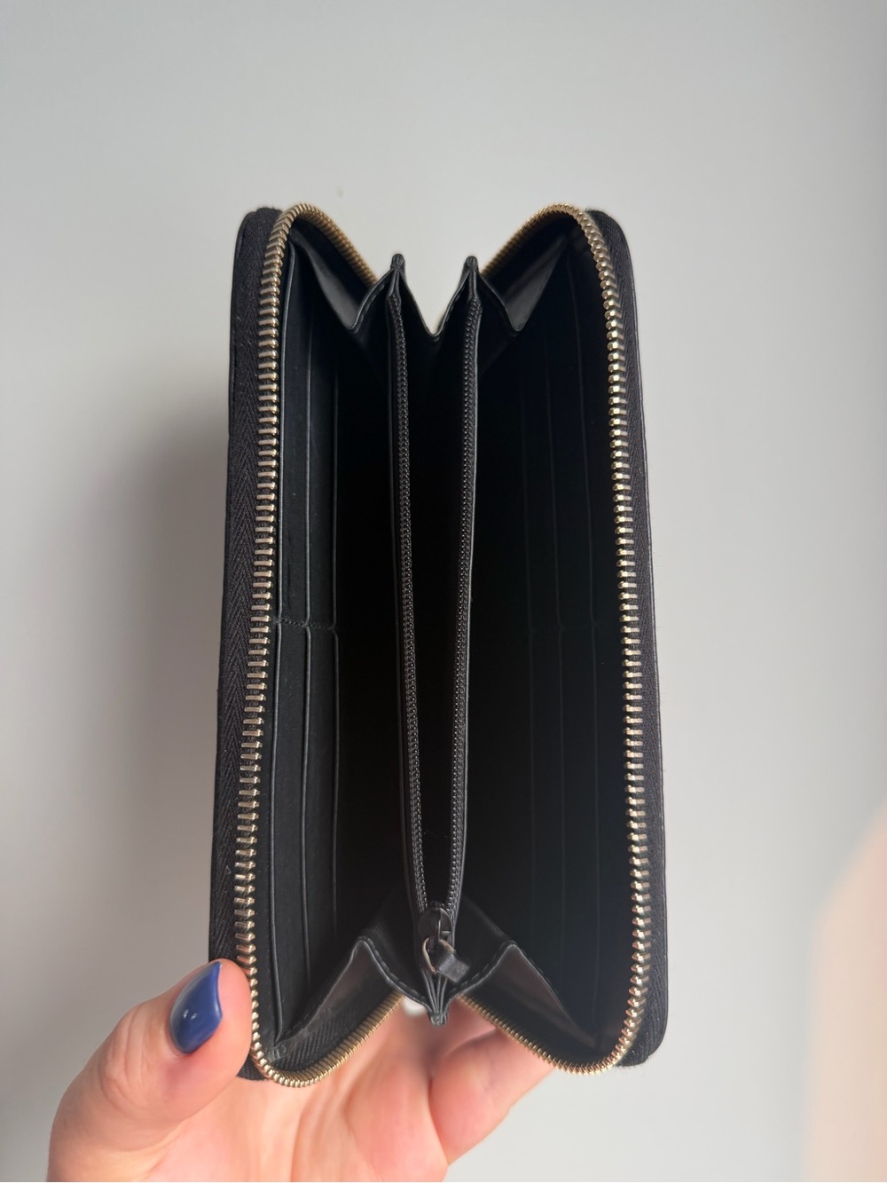 Gucci Black Embossed GG Leather Zip Wallet with Gold Hardware - Picture 5 of 8